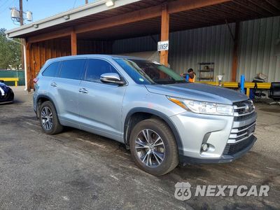 Czwarte zdjęcie samochodu z boku: 2018 TOYOTA HIGHLANDER LE PLUS VIN:5TDBZRFH1JS828458 - miniatura