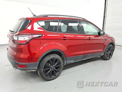 Trzecie zdjęcie samochodu z tyłu: 2018 FORD ESCAPE SE VIN:1FMCU0GD3JUD28707 - miniatura