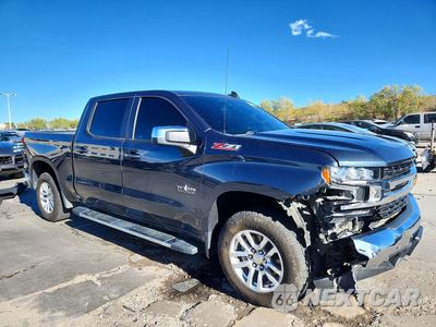 Czwarte zdjęcie samochodu z boku: 2019 CHEVROLET SILVERADO K1500 LT VIN:3GCUYDED4KG170115 - miniatura