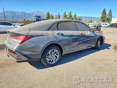 Trzecie zdjęcie samochodu z tyłu: 2026 HYUNDAI ELANTRA HYBRID BLUE VIN:KMHLM4DJ8TU218966 - miniatura