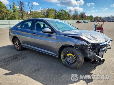 Czwarte zdjęcie samochodu z boku: 2020 VOLKSWAGEN JETTA S VIN:3VWCB7BU6LM002821 - miniatura