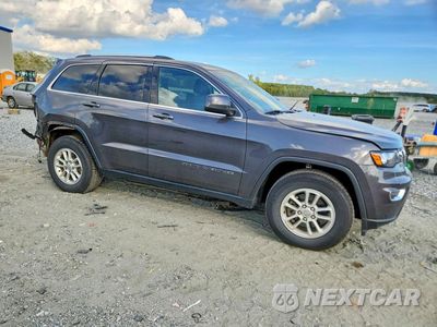 Czwarte zdjęcie samochodu z boku: 2019 JEEP GRAND CHEROKEE LAREDO VIN:1C4RJEAG6KC839150 - miniatura