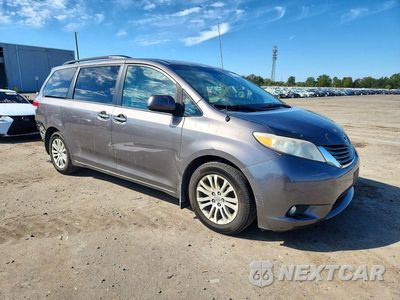 Czwarte zdjęcie samochodu z boku: 2014 TOYOTA SIENNA XLE 8-PASSENGER VIN:5TDYK3DC5ES454543 - miniatura
