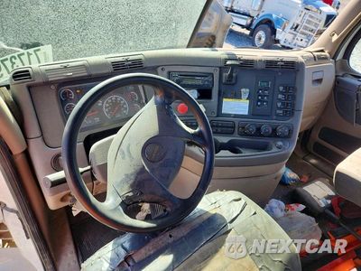 Zdjęcie 8 z 13 samochodu: 2014 FREIGHTLINER CASCADIA SEMI TRUCK VIN:1FUJGBDV4ELFK7039 - miniatura