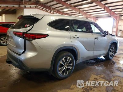 Trzecie zdjęcie samochodu z tyłu: 2022 TOYOTA HIGHLANDER XLE VIN:5TDGZRBH0NS575179 - miniatura