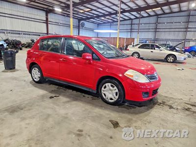 Czwarte zdjęcie samochodu z boku: 2010 NISSAN VERSA 1.8 S VIN:3N1BC1CP9AL418126 - miniatura