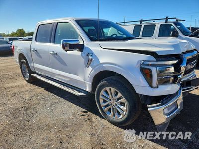 Czwarte zdjęcie samochodu z boku: 2024 FORD F150 LARIAT VIN:1FTFW5L58RFA64990 - miniatura