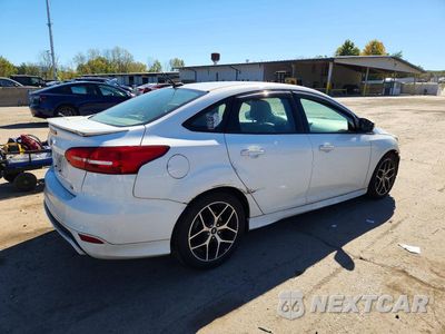 Trzecie zdjęcie samochodu z tyłu: 2016 FORD FOCUS SE VIN:1FADP3F28GL240337 - miniatura