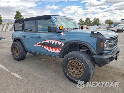 Czwarte zdjęcie samochodu z boku: 2023 FORD BRONCO BASE VIN:1FMEE5BPXPLA98831 - miniatura