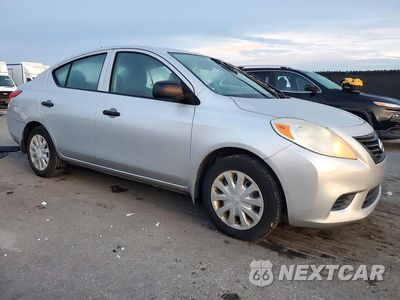 Czwarte zdjęcie samochodu z boku: 2014 NISSAN VERSA 1.6 S VIN:3N1CN7AP1EL852681 - miniatura