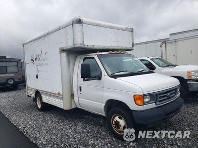 Czwarte zdjęcie samochodu z boku: 2006 FORD ECONOLINE E450 SUPER DUTY CUTAWAY VAN VIN:1FDXE45S76DB17167 - miniatura