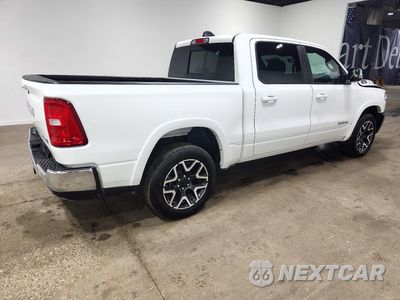 Trzecie zdjęcie samochodu z tyłu: 2026 RAM 1500 LARAMIE VIN:3C6SRFJP1T4202335 - miniatura
