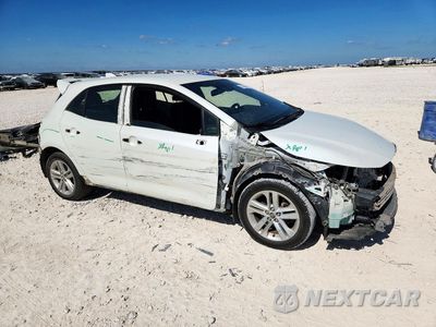 Czwarte zdjęcie samochodu z boku: 2019 TOYOTA COROLLA HATCHBACK SE VIN:JTNK4RBE0K3068368 - miniatura
