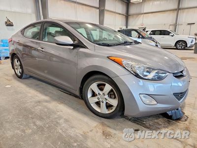 Czwarte zdjęcie samochodu z boku: 2013 HYUNDAI ELANTRA GLS VIN:KMHDH4AE4DU632988 - miniatura