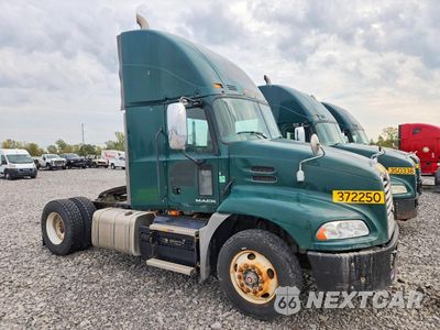 Czwarte zdjęcie samochodu z boku: 2018 MACK CXU612 SEMI TRUCK VIN:1M1AW01X5JM010581 - miniatura