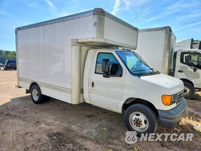 Czwarte zdjęcie samochodu z boku: 2007 FORD ECONOLINE E450 SUPER DUTY CUTAWAY VAN VIN:1FDXE45S07DB18324 - miniatura
