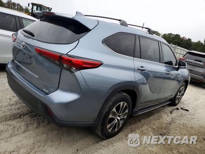 Trzecie zdjęcie samochodu z tyłu: 2021 TOYOTA HIGHLANDER XLE VIN:5TDGZRAH6MS089301 - miniatura