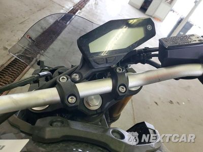 Zdjęcie 7 z 9 samochodu: 2014 YAMAHA FZ09 VIN:JYARN33E1EA000622 - miniatura
