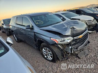 Czwarte zdjęcie samochodu z boku: 2019 CHEVROLET TRAVERSE LS VIN:1GNERFKW4KJ174979 - miniatura