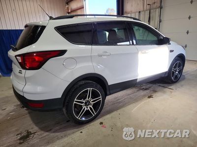 Trzecie zdjęcie samochodu z tyłu: 2019 FORD ESCAPE SEL VIN:1FMCU0HD6KUB75840 - miniatura