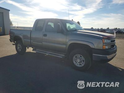Czwarte zdjęcie samochodu z boku: 2006 CHEVROLET SILVERADO K2500 HEAVY DUTY VIN:1GCHK29UX6E160638 - miniatura