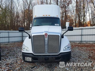 Piąte zdjęcie samochodu w środku: 2017 KENWORTH T680 SEMI TRUCK VIN:1XKYA48XXHJ160342 - miniatura
