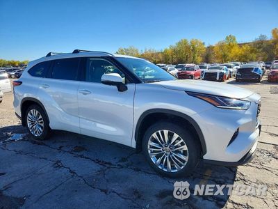 Czwarte zdjęcie samochodu z boku: 2025 TOYOTA HIGHLANDER PLATINUM VIN:5TDKDRBH9SS586301 - miniatura