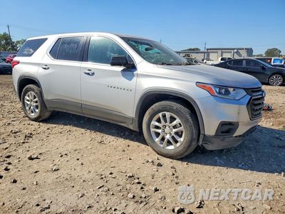 Czwarte zdjęcie samochodu z boku: 2020 CHEVROLET TRAVERSE LS VIN:1GNERFKW1LJ180515 - miniatura