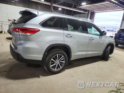 Trzecie zdjęcie samochodu z tyłu: 2018 TOYOTA HIGHLANDER XLE VIN:5TDJZRFH7JS853554 - miniatura