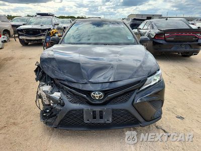Piąte zdjęcie samochodu w środku: 2018 TOYOTA CAMRY SE VIN:4T1B11HK1JU603448 - miniatura