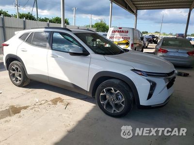 Czwarte zdjęcie samochodu z boku: 2025 CHEVROLET TRAX 1LT VIN:KL77LHEP2SC043344 - miniatura