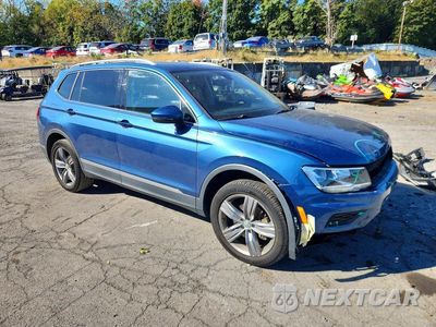 Czwarte zdjęcie samochodu z boku: 2020 VOLKSWAGEN TIGUAN SE VIN:3VV2B7AX5LM037636 - miniatura
