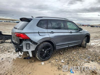 Trzecie zdjęcie samochodu z tyłu: 2024 VOLKSWAGEN TIGUAN SE R-LINE BLACK VIN:3VVCB7AXXRM053246 - miniatura