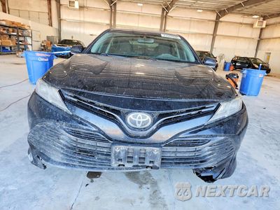 Piąte zdjęcie samochodu w środku: 2018 TOYOTA CAMRY LE VIN:4T1B11HK5JU531086 - miniatura