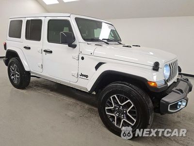 Czwarte zdjęcie samochodu z boku: 2026 JEEP WRANGLER SAHARA VIN:1C4PJXEG9TW245892 - miniatura