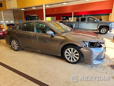 Czwarte zdjęcie samochodu z boku: 2018 TOYOTA CAMRY LE VIN:4T1B11HK0JU101627 - miniatura
