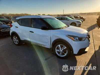 Czwarte zdjęcie samochodu z boku: 2018 NISSAN KICKS S VIN:3N1CP5CU3JL497122 - miniatura