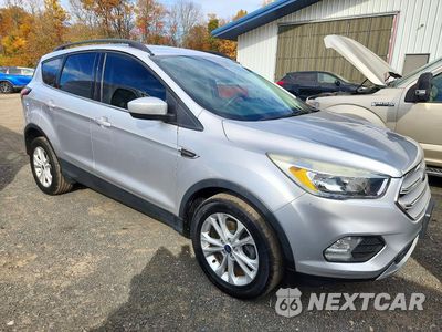 Czwarte zdjęcie samochodu z boku: 2018 FORD ESCAPE SE VIN:1FMCU0GD6JUC26107 - miniatura