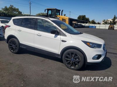 Czwarte zdjęcie samochodu z boku: 2019 FORD ESCAPE SE VIN:1FMCU9GD5KUC05335 - miniatura