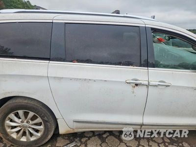 Zdjęcie 10 z 12 samochodu: 2018 CHRYSLER PACIFICA TOURING L VIN:2C4RC1BG9JR262153 - miniatura