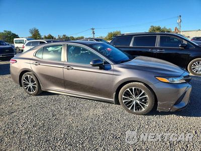 Czwarte zdjęcie samochodu z boku: 2020 TOYOTA CAMRY SE VIN:4T1G11AK9LU974120 - miniatura