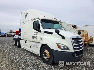 Czwarte zdjęcie samochodu z boku: 2018 FREIGHTLINER CASCADIA 126 SEMI TRUCK VIN:3AKJHHDRXJSJR0388 - miniatura