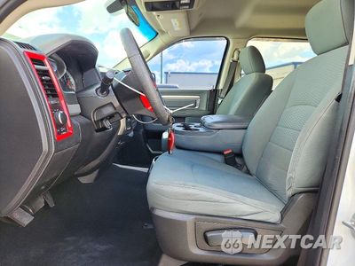 Zdjęcie 7 z 12 samochodu: 2019 RAM 1500 CLASSIC SLT VIN:1C6RR6TT7KS694545 - miniatura