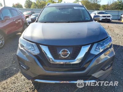 Piąte zdjęcie samochodu w środku: 2017 NISSAN ROGUE SL VIN:5N1AT2MV7HC877376 - miniatura