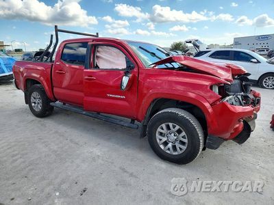 Czwarte zdjęcie samochodu z boku: 2018 TOYOTA TACOMA SR5 V6 VIN:3TMAZ5CN5JM073085 - miniatura
