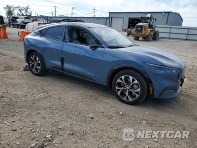 Czwarte zdjęcie samochodu z boku: 2023 FORD MUSTANG MACH-E PREMIUM VIN:3FMTK3SU6PMA19860 - miniatura