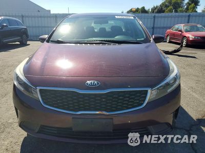 Piąte zdjęcie samochodu w środku: 2018 KIA FORTE LX VIN:3KPFK4A7XJE254931 - miniatura