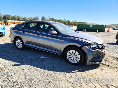 Czwarte zdjęcie samochodu z boku: 2020 VOLKSWAGEN JETTA S VIN:3VWCB7BU0LM011725 - miniatura
