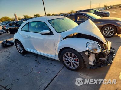 Czwarte zdjęcie samochodu z boku: 2017 VOLKSWAGEN BEETLE SE VIN:3VWJ17AT8HM614805 - miniatura