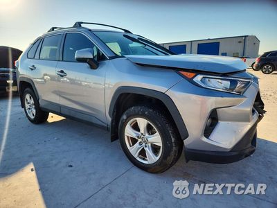 Czwarte zdjęcie samochodu z boku: 2021 TOYOTA RAV4 XLE VIN:2T3W1RFV8MC164324 - miniatura